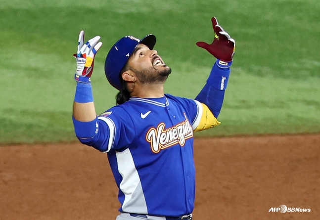 결승 적시타의 주인공 에우제니오 수아레즈. /AFPBBNews=뉴스1