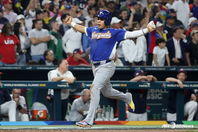 대주자로 나서 결승 득점을 올린 사노하. /AFPBBNews=뉴스1