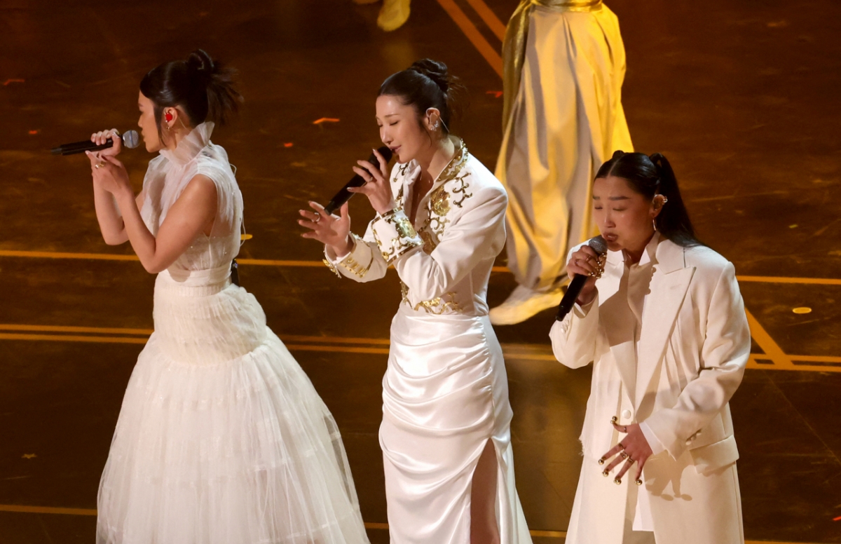 레이 아미, 이재, 오드리 누나가 16일(한국시간) 미국 캘리포니아주 로스앤젤레스(LA) 할리우드 돌비 극장에서 열린 제98회 아카데미 시상식 무대에서 '골든'을 열창하고 있다. /AFPBBNews=뉴스1