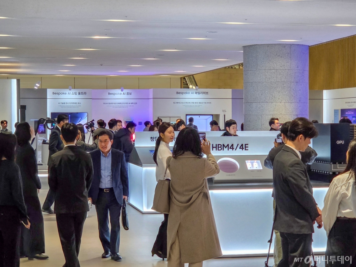 18일 오전 경기 수원시 수원컨벤션센터에서 열린 '삼성전자 제57회 정기주주총회'에 마련된 전시관을 주주들이 둘러보고 있다./사진=최지은 기자