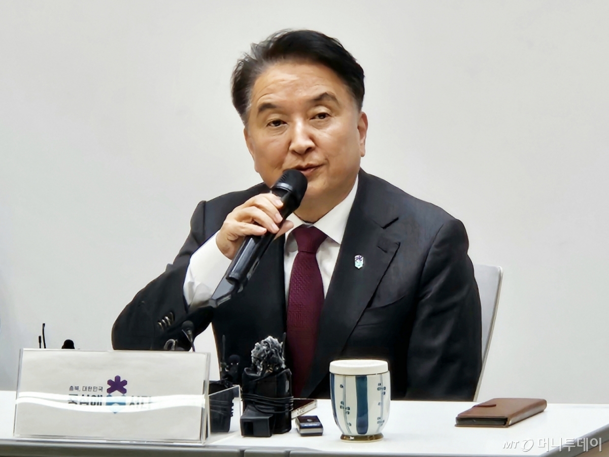 [청주=뉴시스] 이도근 기자= 김영환 충북지사가 17일 청주시 상당구 문화동 충북도청 브리핑룸에서 국민의힘 공천관리위원회의 컷오프, 경찰의 사전 구속영장 신청과 관련한 입장을 밝히고 있다. 2026.03.17. nulha@newsis.com /사진=이도근