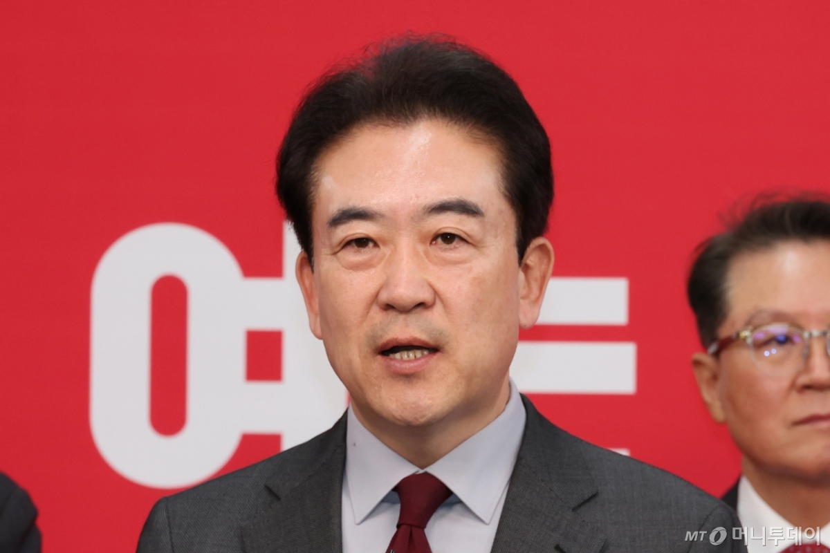 [서울=뉴시스] 김금보 기자 = 6.3 지방선거 충청북도 도지사에 도전하는 윤희근 전 경찰청장이 11일 오전 서울 여의도 국민의힘 중앙당사에서 제9회 전국동시지방선거 공천 면접 심사를 마친 후 취재진 질문에 답변을 하고 있다. 2026.03.11. kgb@newsis.com /사진=김금보