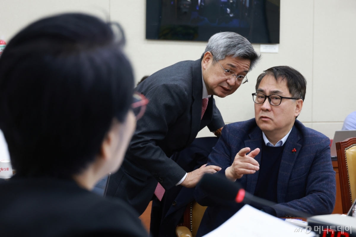 [서울=뉴시스] 고승민 기자 = 국민의힘 과방위 최형두 간사와 김장겸 의원이 29일 서울 여의도 국회에서 열린 과학기술정보방송통신위원회 전체회의에서 대화하고 있다. 2026.01.29. kkssmm99@newsis.com /사진=고승민