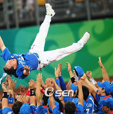 2008 베이징 올림픽 대표팀 선수들이 금메달을 차지한 뒤 김경문 감독을 헹가래치고 있다. /사진=OSEN