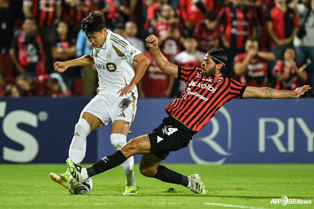 손흥민(왼쪽)이 18일 오전 10시(한국시간) 코스타리카 알라후엘라의 에스타디오 알레한드로 모레라 소토에서 열린 2026 북중미카리브축구연맹(CONCACACF) 챔피언스컵 16강 2차전 도중 크로스를 시도하고 있다. 이를 저지하는 살라자르. /AFPBBNews=뉴스1