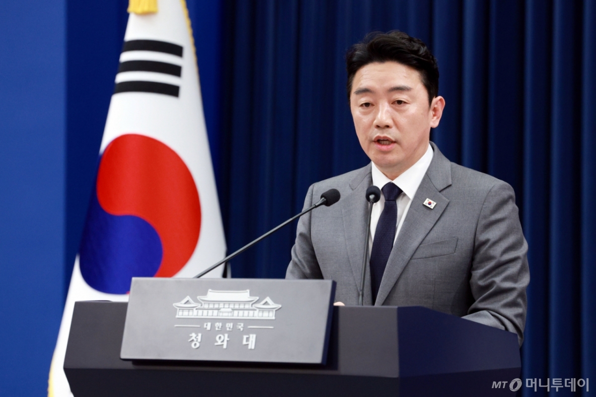 [서울=뉴시스] 고범준 기자 = 강훈식 비서실장이 18일 청와대 춘추관에서 전략경제협력 대통령 특사 활동 관련 UAE 방문 결과 브리핑을 하고 있다. 2026.03.18. bjko@newsis.com /사진=고범준