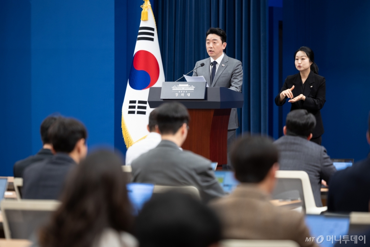 (서울=뉴스1) 이재명 기자 = 강훈식 비서실장이 18일 춘추관에서 전략경제협력 대통령 특사 UAE 방문 결과 브리핑을 하고 있다. 2026.3.18/뉴스1  Copyright © 뉴스1. All rights reserved. 무단 전재 및 재배포,  AI학습 이용 금지. /사진=(서울=뉴스1) 이재명 기자