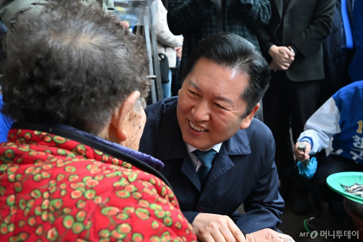 [하동=뉴시스] 차용현 기자 = 18일 오전 민생 현장 방문차 경남 하동군 진교면 진교공설시장을 찾은 정청래 더불어민주당 대표가 6.3지방선거에 출마하는 김경수, 제윤경 등 예비후보와 함께 상인들을 만나고 있다. 2026.03.18. con@newsis.com /사진=김호웅