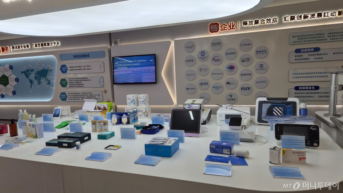 우시고신구 I Campus 내에 전시된 의료기기 등 모습. 우시고신구에 입주한 기업들의 제품이다./사진= 박미주 기자