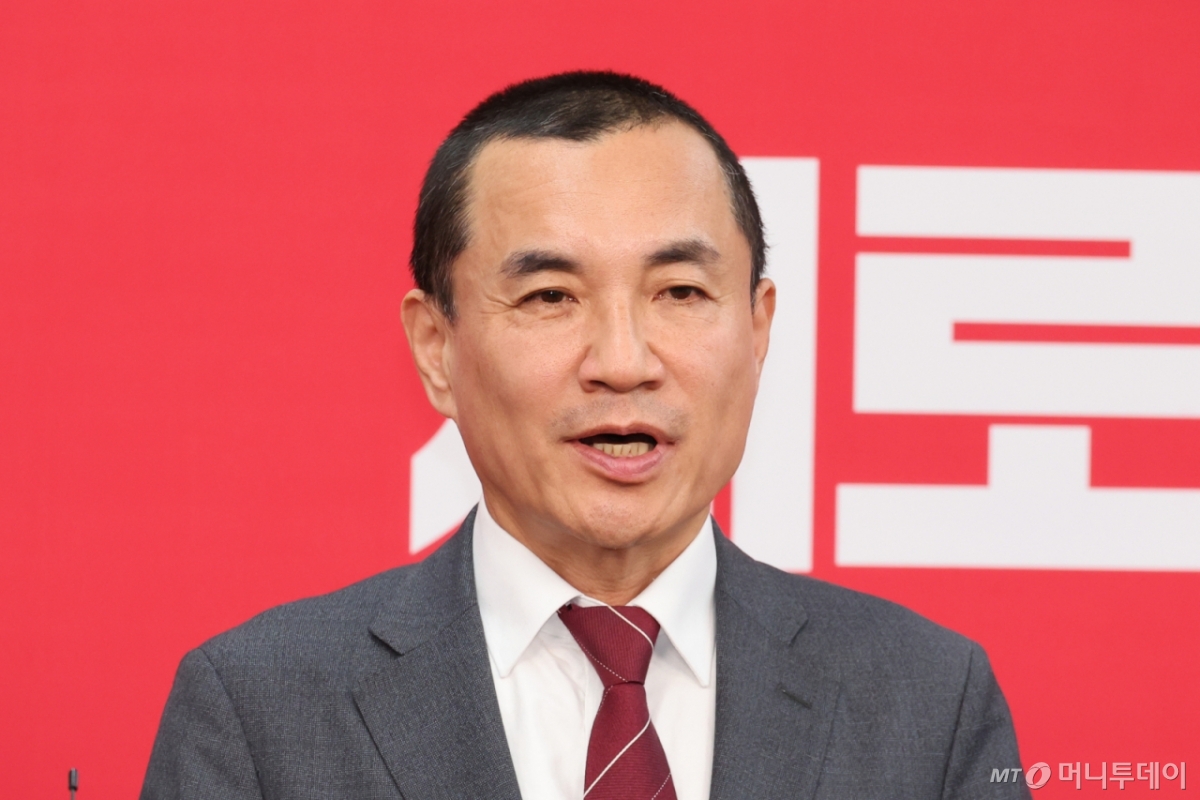 [서울=뉴시스] 김금보 기자 = 김진태 강원특별자치도 도지사가 11일 오전 서울 여의도 국민의힘 중앙당사에서 제9회 전국동시지방선거 공천 면접 심사를 마친 후 취재진 질문에 답변을 하고 있다. 2026.03.11. kgb@newsis.com /사진=김금보