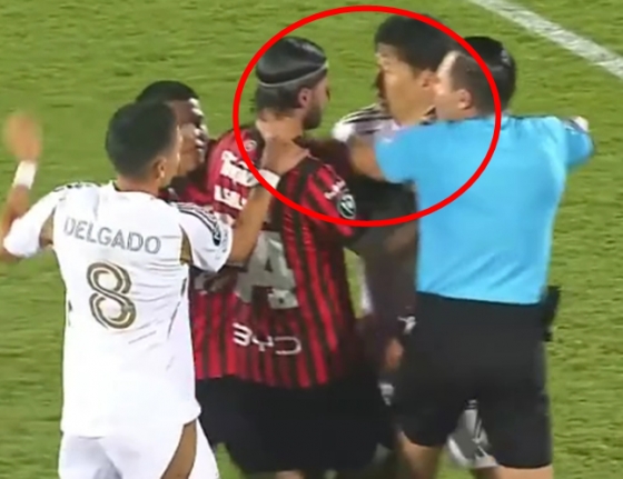 손흥민(빨간색 동그라미 안)이 18일 오전 10시(한국시간) 코스타리카 알라후엘라의 에스타디오 알레한드로 모레라 소토에서 열린 2026 북중미카리브축구연맹(CONCACACF) 챔피언스컵 16강 2차전 후반전 도중 살라자르에게 항의하고 있다. /사진=중계화면 갈무리