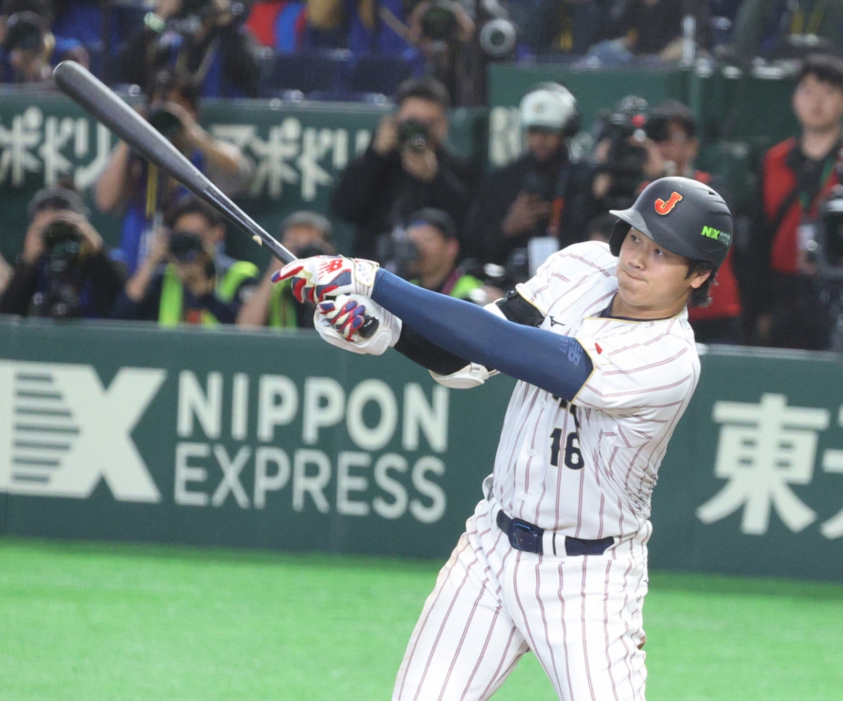 한국 1루수 문보경이 7일 도쿄돔에서 열린 2026 WBC 도쿄POOL 대한민국과 일본의 경기 5회말  안타로 출루한 오타니에 인사하고 있다.   2026.03.07. /사진=강영조 선임기자