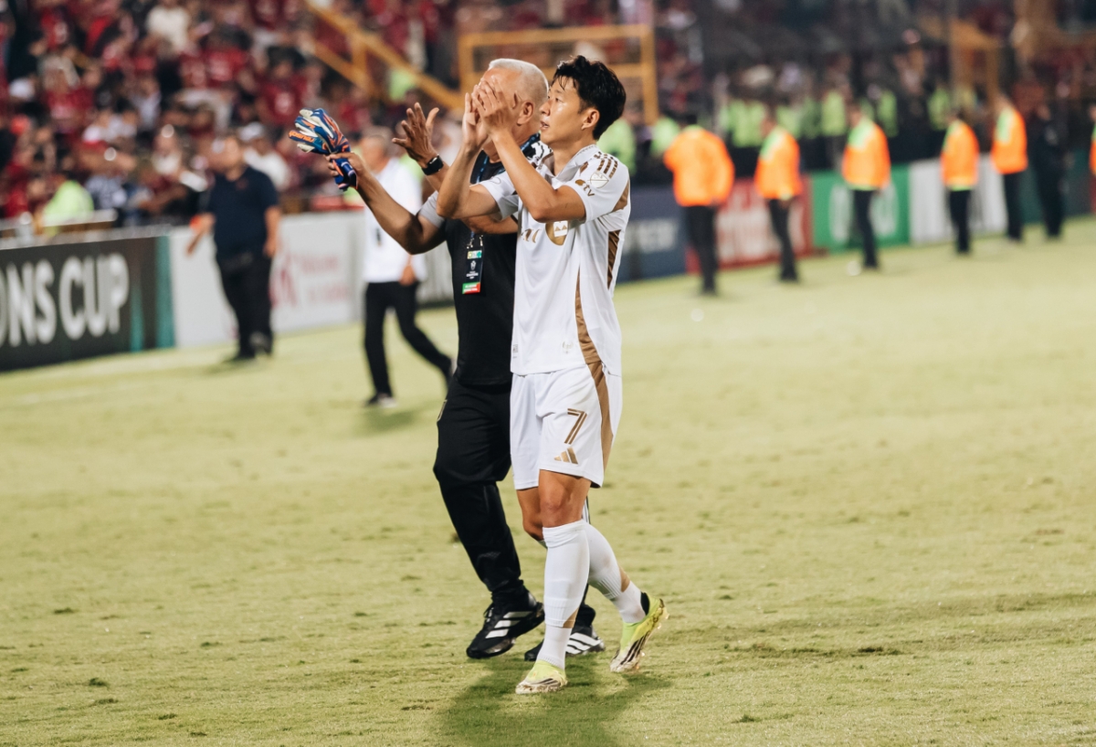 손흥민(왼쪽)이 18일 오전 10시(한국시간) 코스타리카 알라후엘라의 에스타디오 알레한드로 모레라 소토에서 열린 2026 북중미카리브축구연맹(CONCACACF) 챔피언스컵 16강 2차전을 마친 뒤 경기장을 돌며 팬들에게 인사하고 있다. /사진=LAFC SNS 캡처