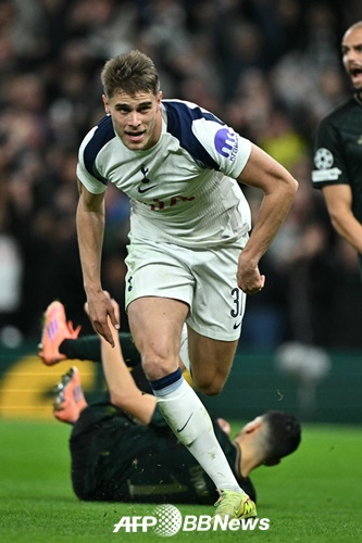 토트넘 홋스퍼 수비수 미키 판 더 펜. /AFPBBNews=뉴스1