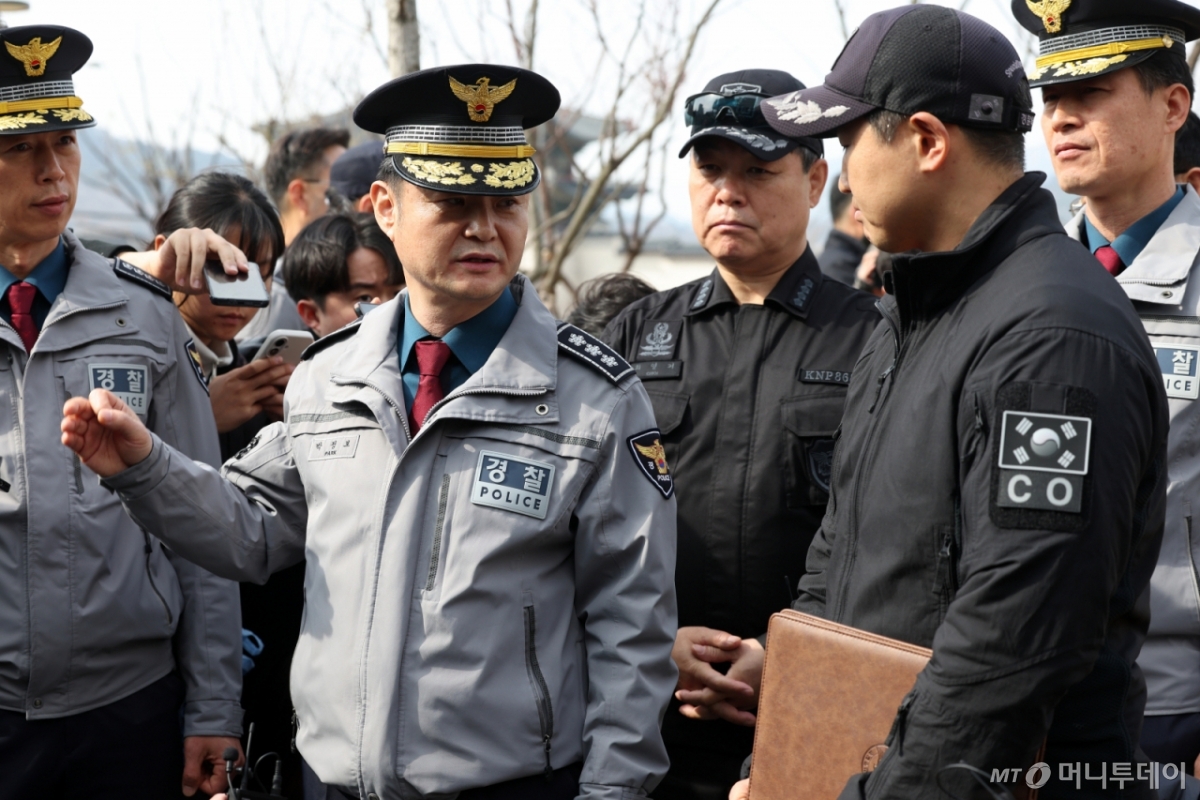 방탄소년단(BTS) 공연 관련 현장 점검에 나선 박정보 서울경찰청장이 18일 오후 서울 종로구 광화문광장 인근에서 경찰특공대의 안티드론차량에 대한 설명을 듣고 있다.(공동취재) /사진=뉴시스