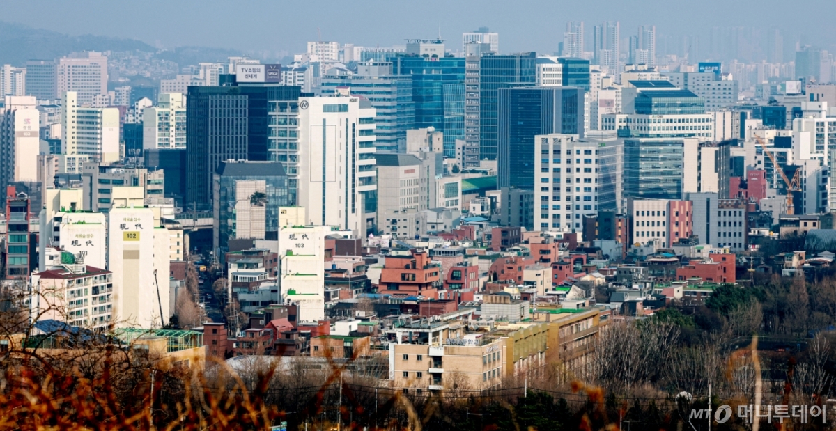 (서울=뉴스1) 이호윤 기자 = 17일 국토교통부가 발표한 1월 1일 기준 공동주택 약 1585만 가구의 공시가격 올해 전국 평균 상승률은 9.16%로 2022년(17.20%) 이후 가장 높은 수준을 기록했다. 특히 서울은 18.67% 급등하며 전국 시도 중 유일하게 평균을 크게 웃돌았다. 서울 전체 상승률중 강남 3구(서초·강남·송파) 한강벨트 지역이 공시가 상승률 24.7%로 특히 성동구는 29.04% 폭등하며 서울 내 최고 상승률을 기록했다. 이어 강남(26.05%), 송파(25.49%), 양천(24.08%), 용산(23.63%) 등이 20%를 넘겼다. 사진은 이날 성동구 아파트 단지의 모습. 2026.3.17/뉴스1 Copyright © 뉴스1. All rights reserved. 무단 전재 및 재배포, AI학습 이용 금지. /사진=(서울=뉴스1) 이호윤 기자