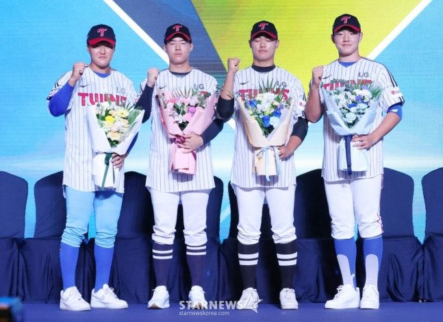 '2026 KBO 신인 드래프트'가 17일 서울 송파구 롯데호텔 월드 크리스탈볼룸에서 열렸다.  LG에 지명된 강민기(완쪽부터 부산고 포수), 권우준(제물포고 투수), 박준성(인천고 투수), 양우진(경기항공고 투수)이 기념촬영을 하고 있다. /사진=김진경 대기자