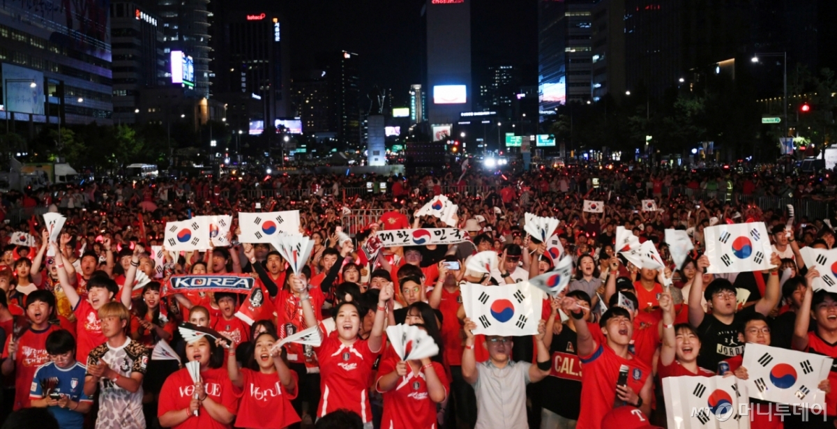 2018 러시아 월드컵 F조 조별리그 1차전 대한민국 VS 스웨덴전이 열린 18일 오후 서울 광화문 광장에 모인 붉은악마 거리응원단과 시민들이 응원전을 펼치고 있다. /사진=김창현 기자 chmt@