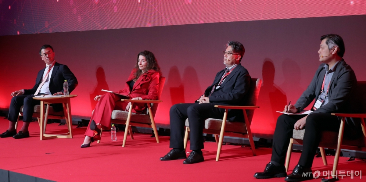 앤소니 킴 헤리티지재단 국제경제 선임연구원 및 국제협력매니저, 릴리아나 슈미에흐 루도비카 공공서비스 대학교 국제협력처장, 오카다 히데키 일본 해외 교통 및 도시개발 인프라 투자공사 사업개발 총괄, 이무혁 한국해외인프라도시개발지원공사 투자지원정책실장이 24일 영등포구 콘래드 서울 호텔에서 머니투데이 주최로 진행된 '2025 키플랫폼' 총회에서 '퍼시픽 포에두스의 신(新) 북방전략'에 대한 대담을 하고 있다. /사진=김창현