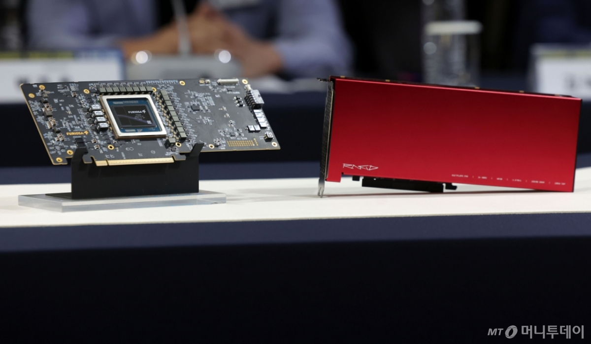 17일 서울 중구 프레스센터에서 열린 국민성장펀드 'K-엔비디아 프로젝트' 민관 합동간담회에서 AI 반도체 기업인 퓨리오사AI 제품이 놓여 있다. 퓨리오사AI 등 NPU 기업들은 자사가 만든 NPU와 메모리를 탑재한 보드를 완제품으로 판매한다. /사진=뉴시스