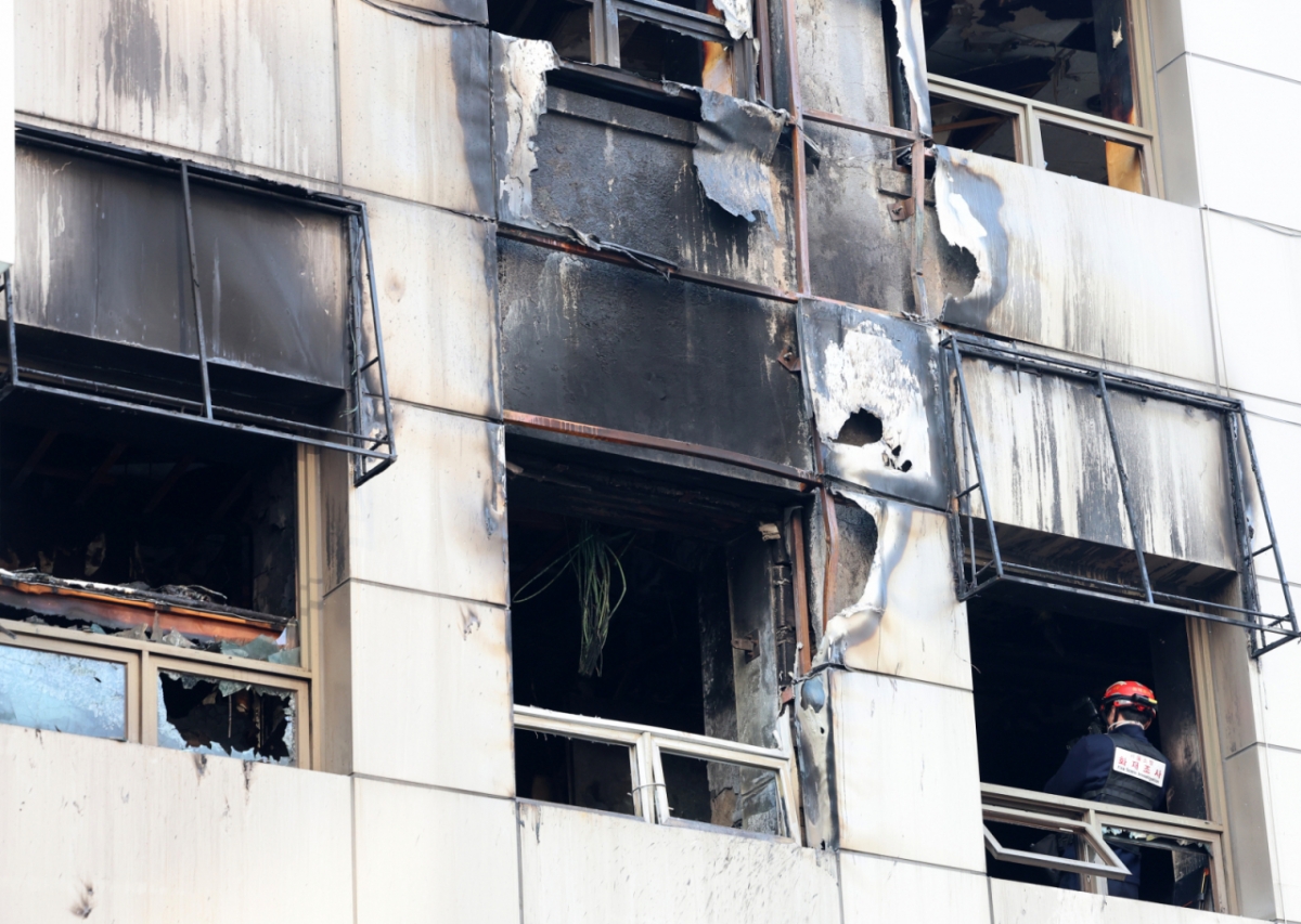 경찰과 소방, 한국전기안전공사 관계자 등이 지난 17일 오전 서울 중구 소공동 캡슐호텔 화재 현장에서 2차 합동감식을 진행하고 있다.  지난 14일 오후 6시10분께 소공동 복합건물 3층 숙박시설에서 화재가 발생해 소방 당국이 인력 110명과 장비 31대를 투입해 약 3시간25분 만에 화재를 완전히 진압했다. /사진=뉴시스