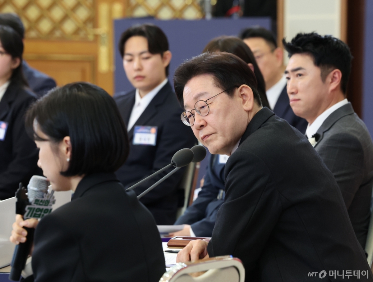 [서울=뉴시스] 고범준 기자 = 이재명 대통령이 18일 청와대에서 열린 자본시장 안정과 정상화 간담회에서 참석자 발언을 경청하고 있다. (청와대통신사진기자단) 2026.03.18. bjko@newsis.com /사진=