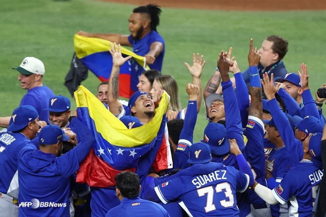 베네수엘라 선수들이 우승을 자축하고 있다. /AFPBBNews=뉴스1