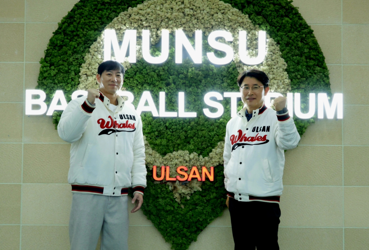 고효준(왼쪽)과 김동진 울산 웨일즈 단장. /사진=울산 웨일즈 제공