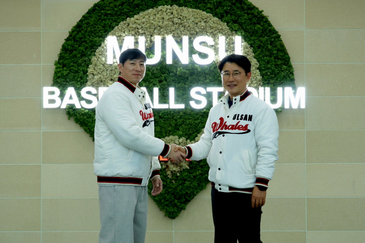 고효준(왼쪽)과 김동진 울산 웨일즈 단장. /사진=울산 웨일즈 제공