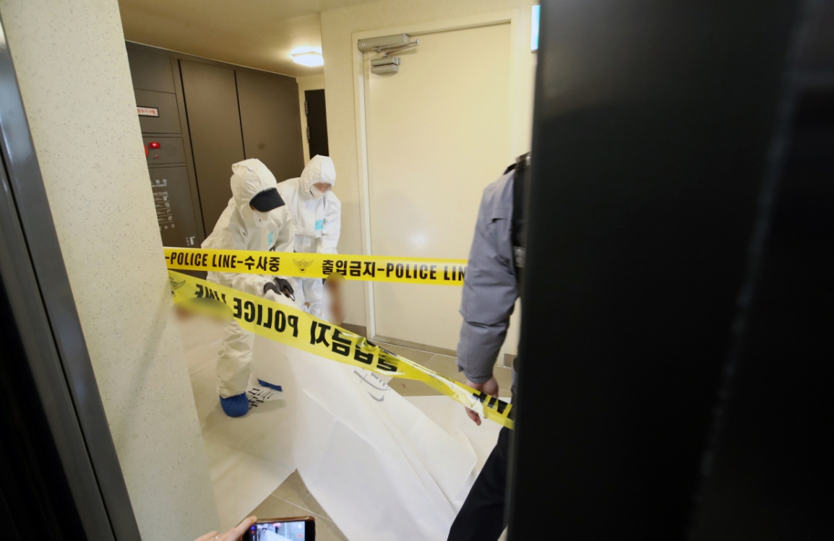 지난 17일 부산 부산진구 한 아파트에서 50대 현직 항공사 기장 A 씨가 흉기에 찔려 숨진 채 발견된 가운데 경찰 과학수사대 관계자들이 사건 현장을 조사하고 있다/사진=뉴스1