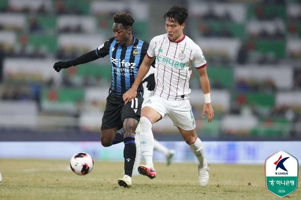 18일 인천축구전용경기장에서 열린 인천 유나이티드와 대전하나시티즌의 하나은행 K리그1 2026 4라운드에서 양 팀 선수들이 치열한 볼경합을 펼치고 있다. /사진=한국프로축구연맹 제공