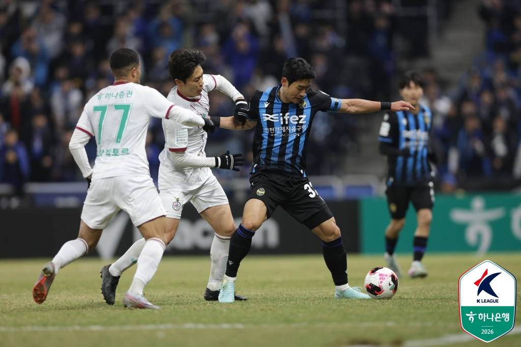 18일 인천축구전용경기장에서 열린 인천 유나이티드와 대전하나시티즌의 하나은행 K리그1 2026 4라운드에서 양 팀 선수들이 치열한 볼경합을 펼치고 있다. /사진=한국프로축구연맹 제공