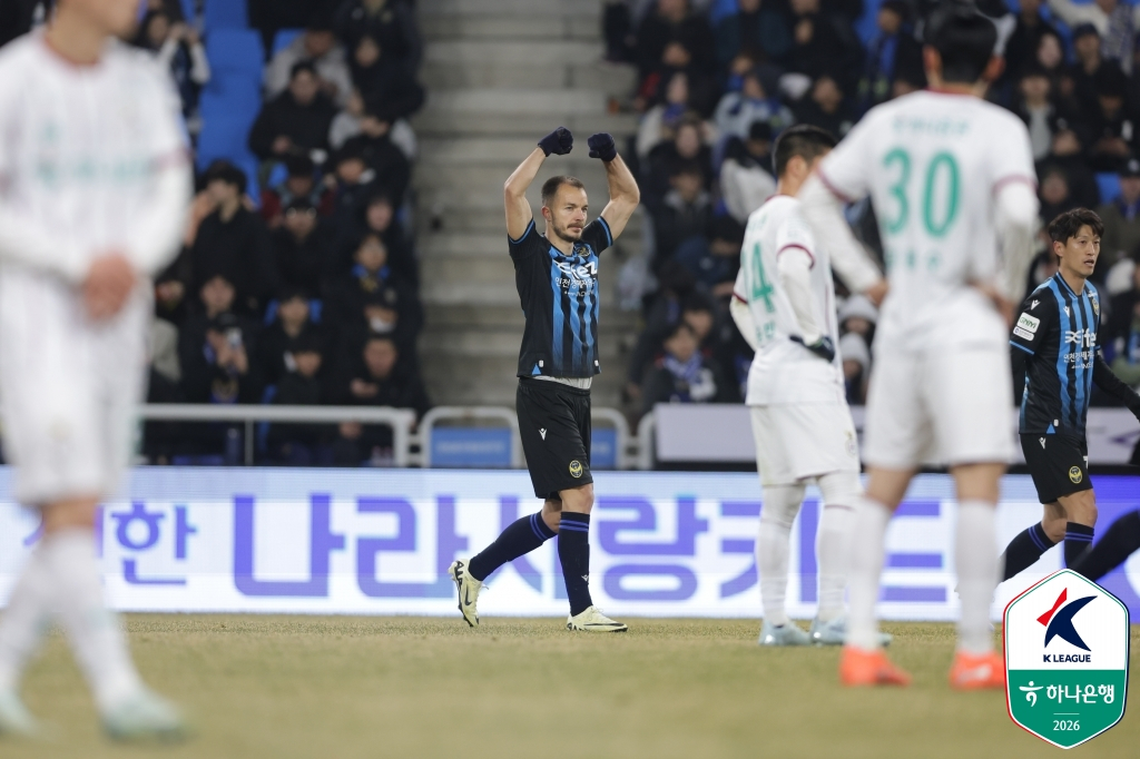 18일 인천축구전용경기장에서 열린 인천 유나이티드와 대전하나시티즌의 하나은행 K리그1 2026 4라운드에서 동점골을 넣은 뒤 시그니처 세리머니를 하고 있는 인천 무고사. /사진=한국프로축구연맹 제공