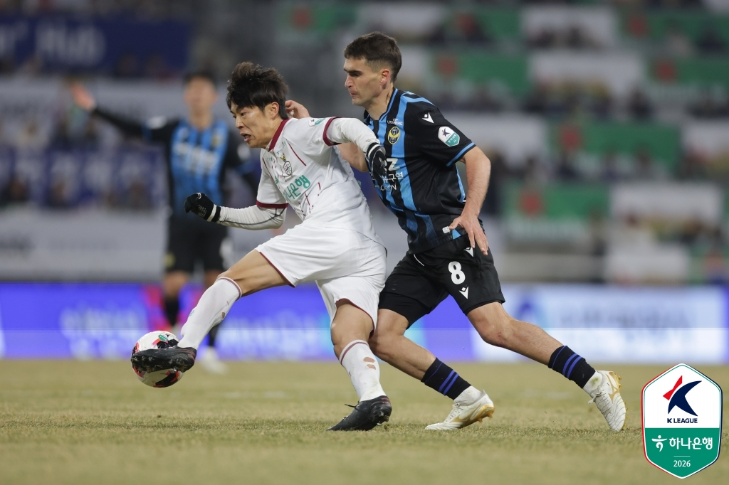 18일 인천축구전용경기장에서 열린 인천 유나이티드와 대전하나시티즌의 하나은행 K리그1 2026 4라운드에서 양 팀 선수들이 치열한 볼경합을 펼치고 있다. /사진=한국프로축구연맹 제공