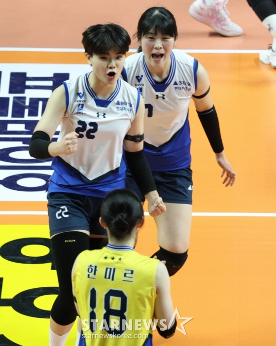 서지혜(왼쪽)가 주먹을 불끈 쥐고 기뻐하고 있다. /사진=김진경 대기자