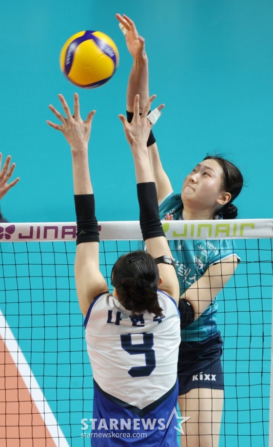 상대 코트로 볼을 넘기는 권민지. /사진=김진경 대기자