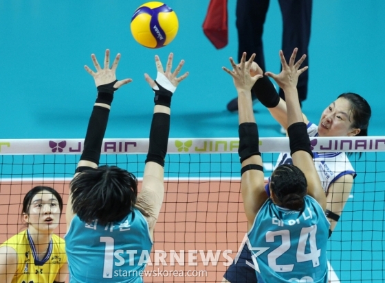 지민경(맨 오른쪽)이 공격을 시도하고 있다. /사진=김진경 대기자