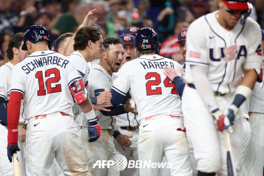 브라이스 하퍼(가운데 등번호 24번)가 18일(한국 시각) 미국 플로리다주 마이애미에 위치한 론디포 파크에서 열린 베네수엘라와 2026 월드베이스볼클래식(WBC) 결승전에서 8회말 동점 투런포를 터트린 뒤 동료들과 함께 기쁨을 나누고 있다. /AFPBBNews=뉴스1