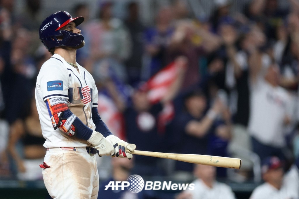 브라이스 하퍼가 18일(한국 시각) 미국 플로리다주 마이애미에 위치한 론디포 파크에서 열린 베네수엘라와 2026 월드베이스볼클래식(WBC) 결승전에서 8회말 동점 투런포를 터트린 뒤 타구를 지켜보고 있다. /AFPBBNews=뉴스1