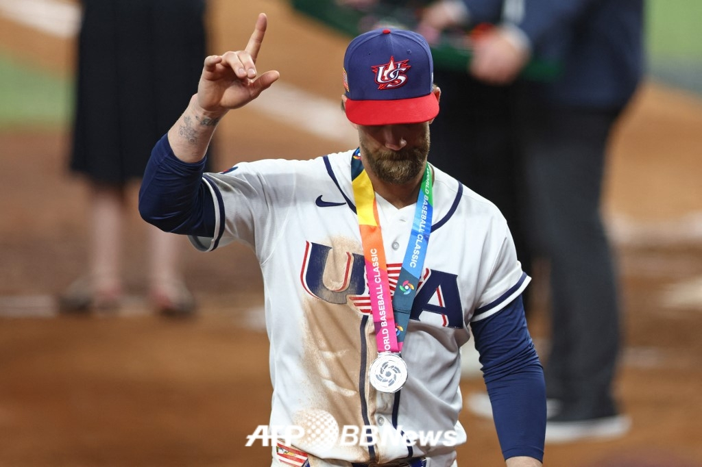 브라이스 하퍼가 18일(한국 시각) 미국 플로리다주 마이애미에 위치한 론디포 파크에서 열린 베네수엘라와 2026 월드베이스볼클래식(WBC) 결승전에서 패배 후 은메달을 목에 건 뒤 하늘을 가리키고 있다. /AFPBBNews=뉴스1