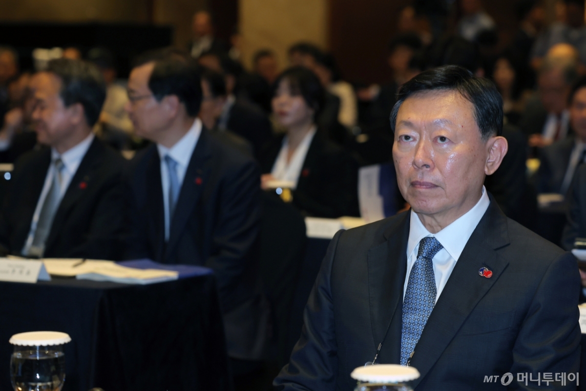 (서울=뉴스1) 박정호 기자 = 신동빈 롯데그룹 회장이 27일 오후 서울 중구 롯데호텔에서 열린 제57회 한일경제인회의에 참석해 있다.   한일경제인회의는 1969년 1월 국교 정상화 이후 설립된 대표적인 민간 경제협의체다.  2025.5.27/뉴스1  Copyright © 뉴스1. All rights reserved. 무단 전재 및 재배포,  AI학습 이용 금지. /사진=(서울=뉴스1) 박정호 기자