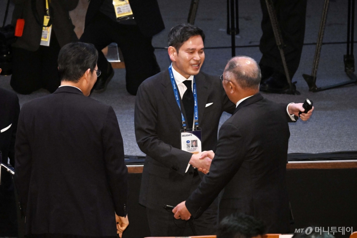 [경주=뉴시스] 추상철 기자 = 이재용 삼성전자 회장, 정의선 현대자동차그룹 회장, 정용진 신세계 회장이 29일 경북 경주예술의전당에서 열린  아시아태평양경제협력체(APEC) 정상회의 최고경영자(CEO) 서밋(Summit) 개회식에서 인사를 나누고 있다. (공동취재) 2025.10.29. photo@newsis.com /사진=류현주