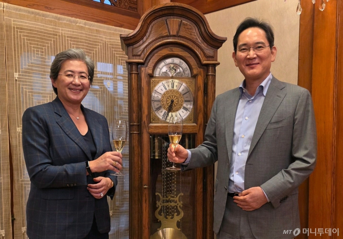 [이재용 삼성전자 회장이 18일 서울 이태원동 승지원에서 리사 수 AMD 최고경영자(CEO)와 만찬에 앞서 기념 촬영하고 있다. (사진=삼성전자 제공) /사진=뉴시스