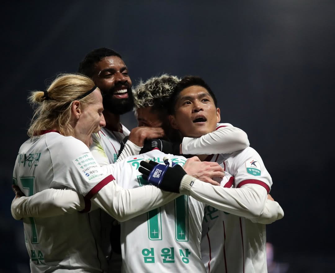 18일 인천축구전용경기장에서 열린 인천 유나이티드전에서 엄원상의 득점 이후 기뻐하고 있는 대전하나시티즌 선수들. /사진=대전하나시티즌 SNS 캡처