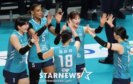 GS칼텍스 선수들이 지난 18일 서울 중구 장충체육관에서 열린 '진에어 2025~2026 V리그' 여자부 6라운드에서 득점 후 기뻐하고 있다. /사진=김진경 대기자