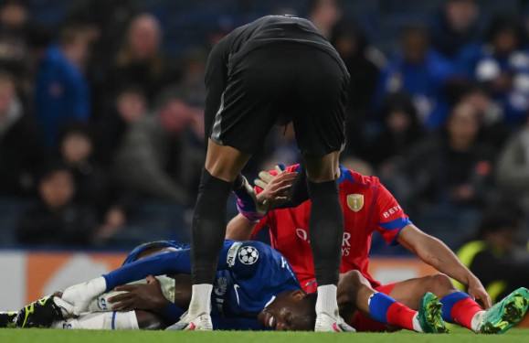 쓰러진 트레보 찰로바(아래). /사진=더선 갈무리