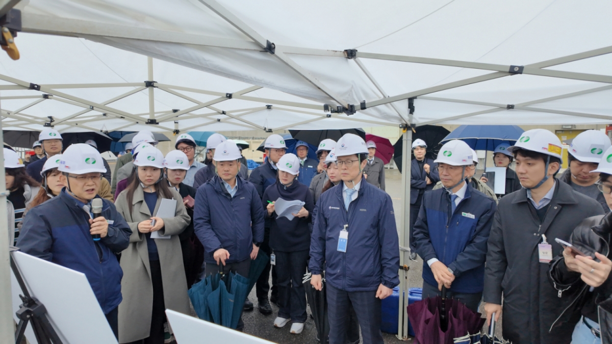 최원호 원자력안전위원회 위원장이 18일 부산 기장군에 위치한 고리원자력발전소를 찾아 재가동 앞둔 고리 2호기 현장을 점검하고 있다. /사진=원자력안전위원회