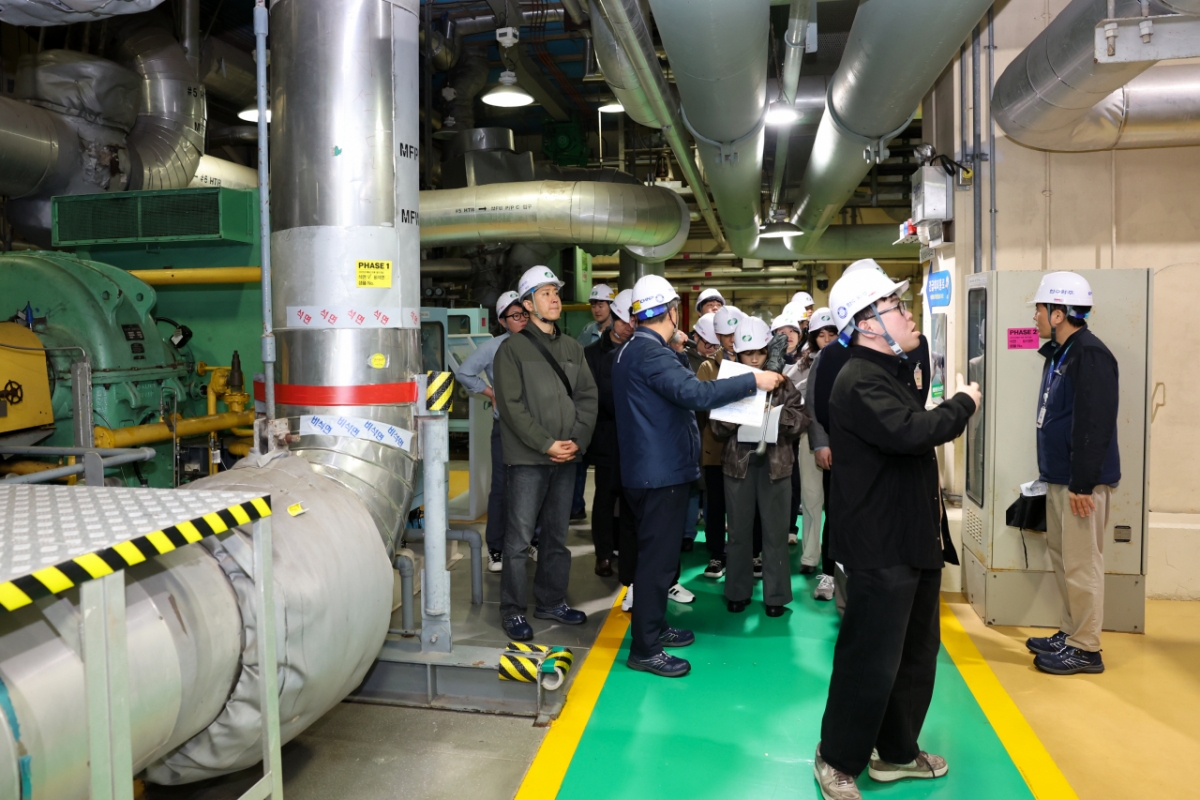 영구정지 상태로 해체를 앞둔 고리 1호기 원전 내부. 한수원 관계자가 18일 현장을 방문한 취재진에게 고리 1호기 구조를 설명하고 있다. /사진=원자력안전위원회  