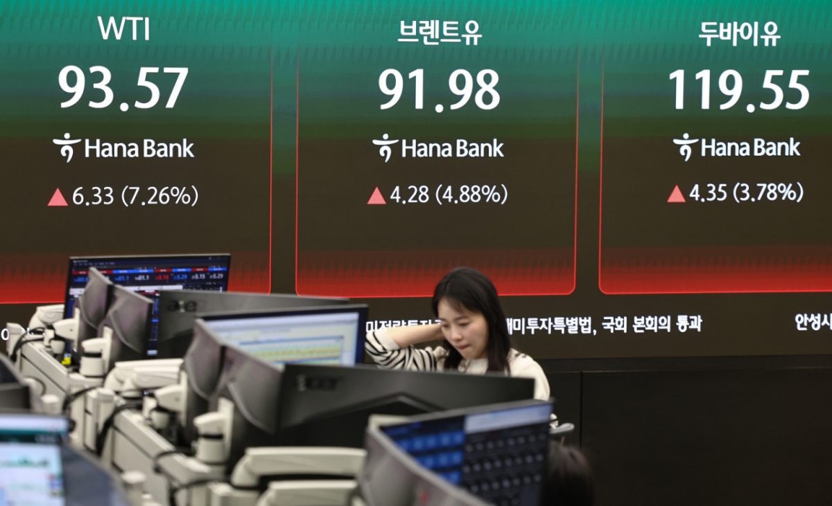 지난 12일 서울 중구 하나은행 본점 딜링룸 전광판에 서부텍사스산중질유(WTI), 브렌트유, 두바이유 선물 가격이 표시된 모습./사진=뉴스1 