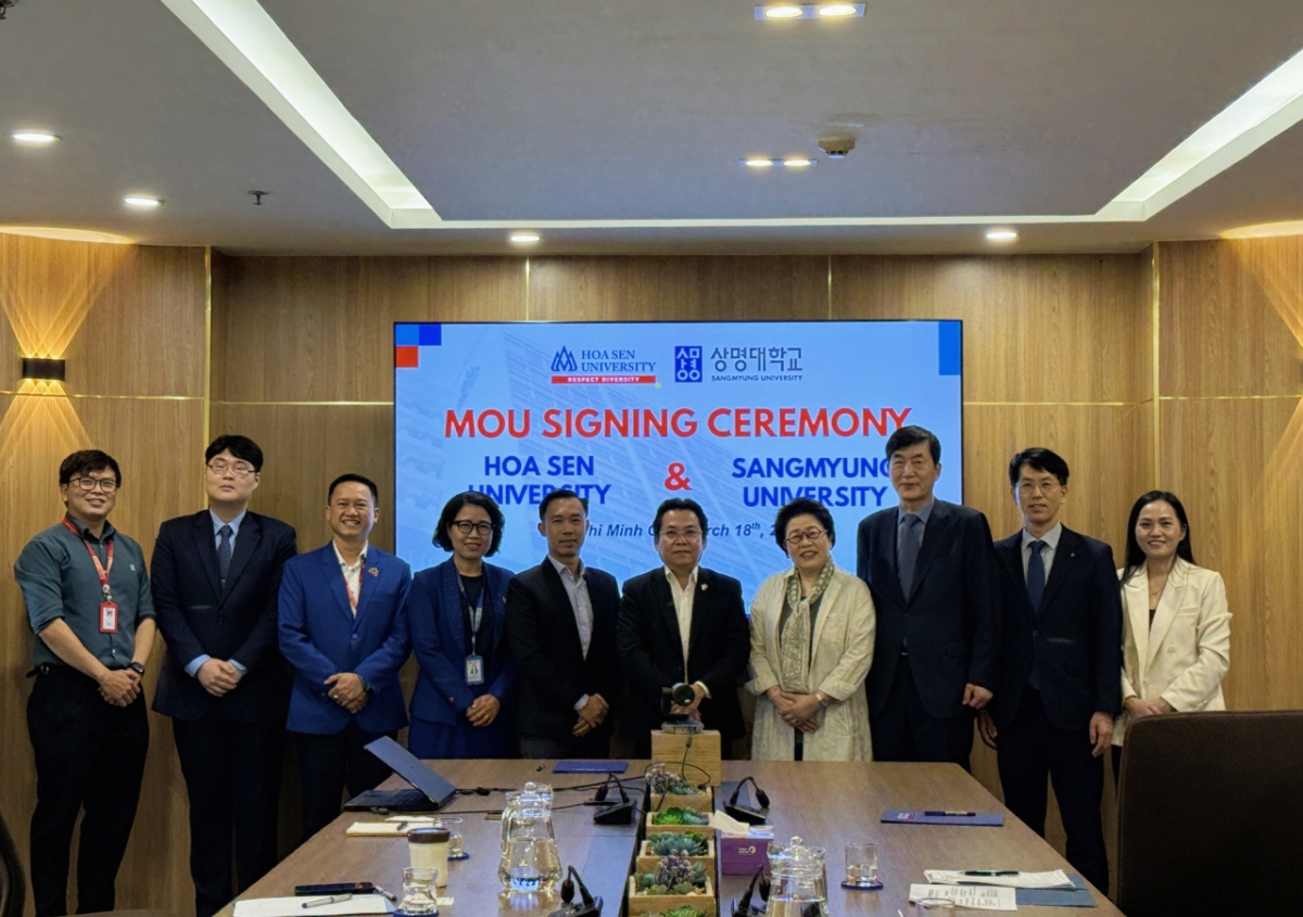 상명대와 베트남 호아센대 관계자들이 협정 후 기념촬영하고 있다./사진제공=상명대